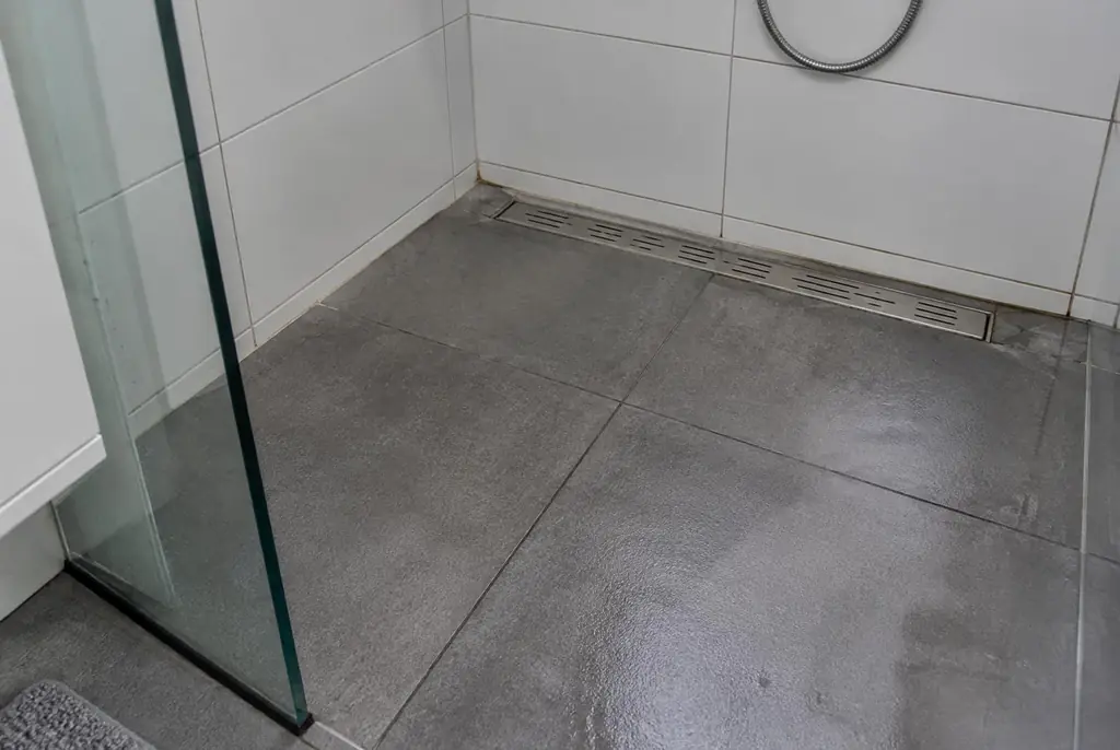 Lekdetectie Tiel – lekkende inloopdouche met natte voegen