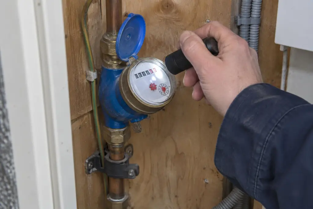 Lekdetectie Tiel – watermeter in de meterkast controleren met een zaklamp